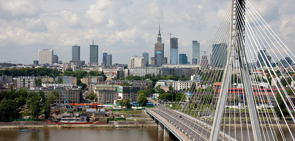 Вид на Свентокшиский мост через реку Висла в Варшаве.