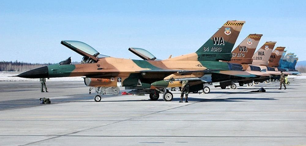 Истребители F-16С 64-й эскадрильи "агрессоров" (64th Aggressor Squadron).