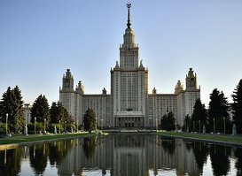 Вид на Главное здание МГУ.
