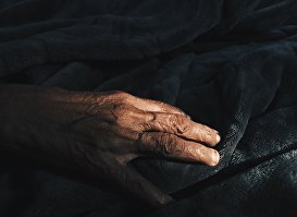 Рука пожилого человека 