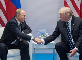 Президент РФ Владимир Путин и президент США Дональд Трамп (справа), 7 июля 2017