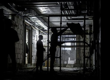 Рабочие во время строительства