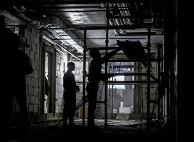 Рабочие во время строительства