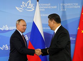 Президент РФ Владимир Путин и председатель КНР Си Цзиньпин (справа) на пресс-конференции, 11 сентября 2018