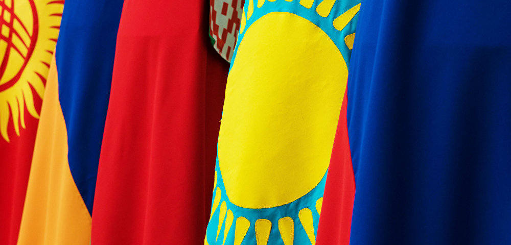 Флаги Киргизии, Армении, Белоруссии, Казахстана и России - стран-участниц Евразийского экономического союза