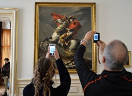 Посетители у картины Жака-Луи Давида "Наполеон на перевале Сен-Бернар" в галерее Бельведер - художественном музее в венском дворце Бельведер