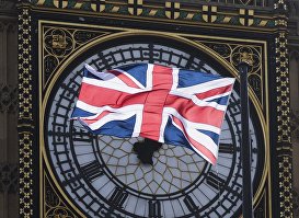 Флаг Великобритании на фоне часов Биг Бен в Лондоне