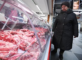 Женщина у мясного ряда рынка