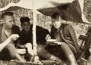 Фотография партизан из района Кюстутис слева на право: Петрас Озелис-Янутис, Феликсас Урбонас-Альгирдас и Юозас Урбонас-Юнукас