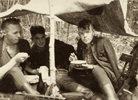 Фотография партизан из района Кюстутис слева на право: Петрас Озелис-Янутис, Феликсас Урбонас-Альгирдас и Юозас Урбонас-Юнукас