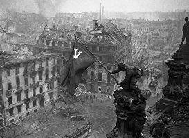 Знамя Победы на здании Рейхстага в Берлине, 1945 год