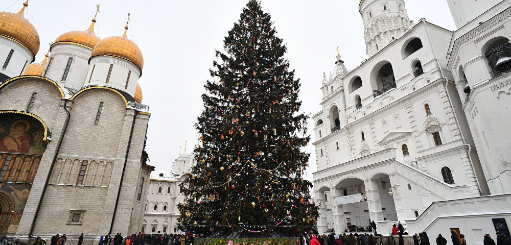 Украшение новогодней елки на Соборной площади Кремля Украшение новогодней елки на Соборной площади Кремля