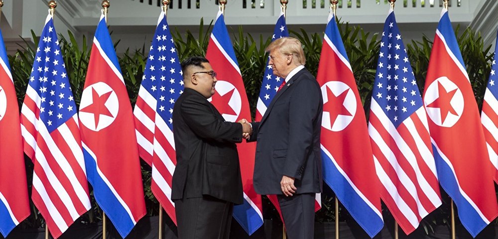 Встреча лидеров США и КНДР Дональда Трампа(справа) и Ким Чен Ына (слева), 12 июня 2018