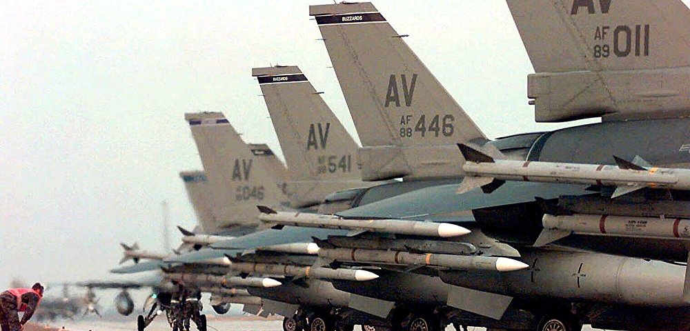 Американские F-16 на авиабазе Авиано перед полетом в Югославию, 25 марта 1999 года