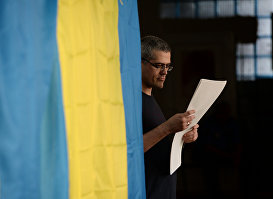 Избиратель во время голосования на выборах