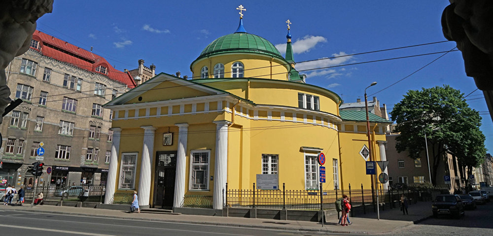 Церковь Александра Невского на главной городской улице Бривибас в Риге.