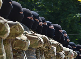 Бойцы батальона “Азов” принимают присягу на верность Украине на Софийской площади в Киеве перед отправкой на Донбасс, 16 июля 2014 года