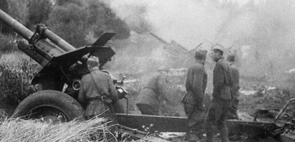 Советские артиллеристы ведут огонь по немецким позициям, Латвия, октябрь 1944 года