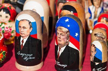 Матрешки с изображениями Владимира Путина и Дональда Трампа