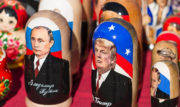 Матрешки с изображениями Владимира Путина и Дональда Трампа
