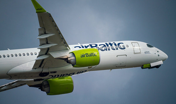 Самолет компании "airbaltic"