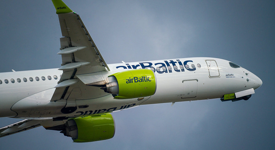 Самолет компании "airbaltic"
