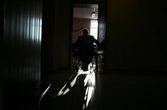 Пожилой мужчина в инвалидном кресле