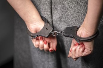 Руки в наручниках