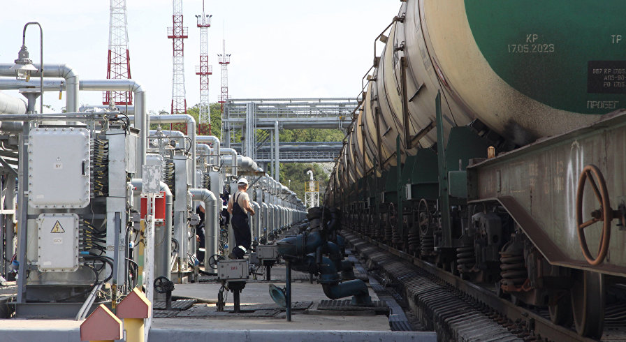 Цистерны в нефтеналивном порту. Архивное фото