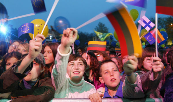 Литовцы размахивают флагами на концерте, посвященном вступлению Литвы в ЕС, в центре Вильнюса, Литва, 2004 год