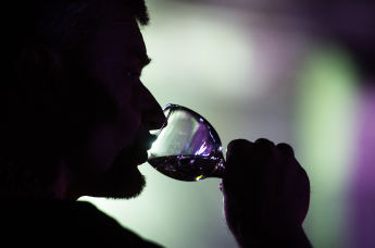 Мужчина пьет из бокала