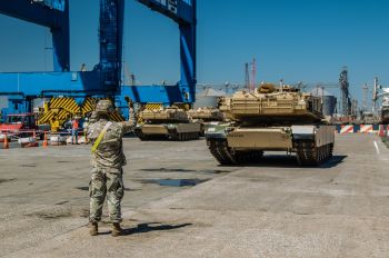 Погрузка американской военной техники в порту