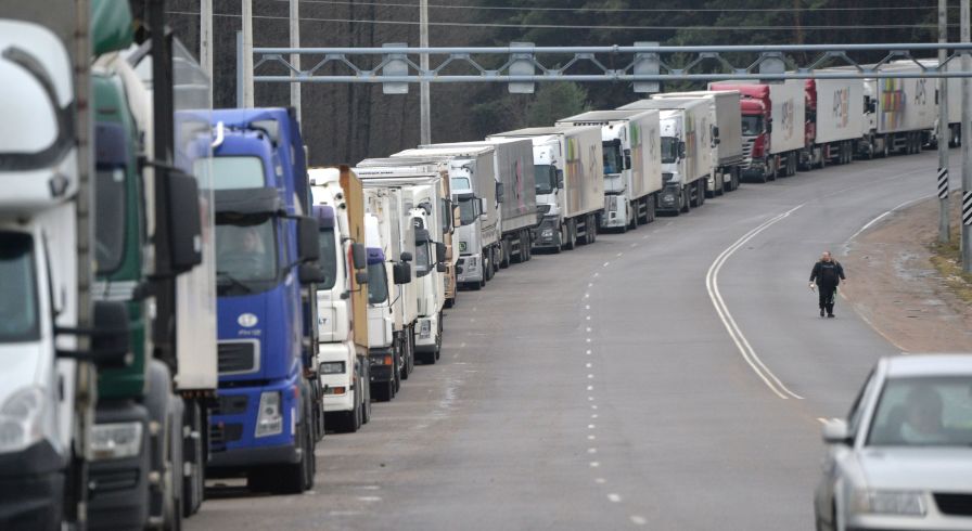Грузовики в очереди, архивное фото