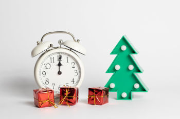 Часы, показывающие полночь