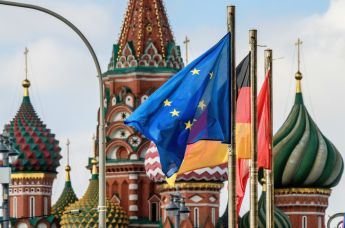 Флаг Евросоюза перед храмом Василия Блаженного в Москве