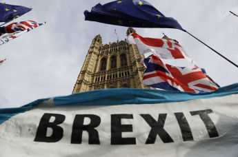 Баннер сторонников Брексита у здания парламента в Лондоне, 30 октября 2019 года