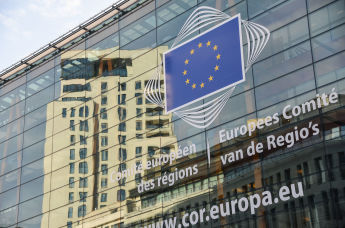 Логотип Евросоюза на здании штаб-квартиры Европейского парламента в Брюсселе