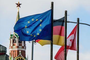 Флаг Европейского Союза на фоне Спасской башни Кремля в Москве