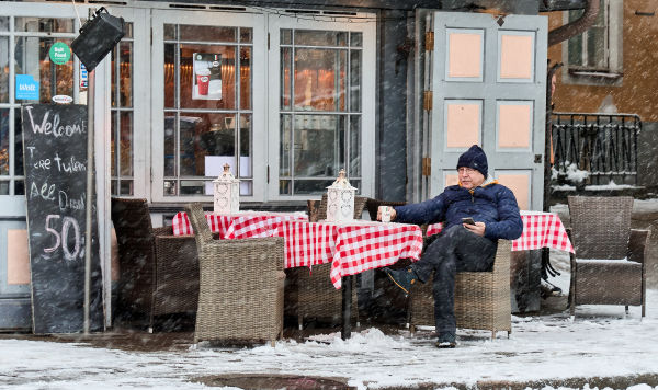 Зимний Таллин. Посетитель на террасе кафе на Ратушной площади