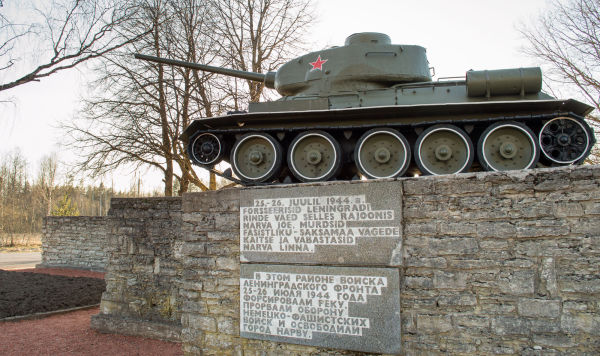 Памятник Танк Т-34 на месте форсирования в июле 1944 года реки Нарвы