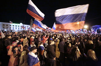 В центре Симферополя после голосования на референдуме о статусе Крыма, 2014