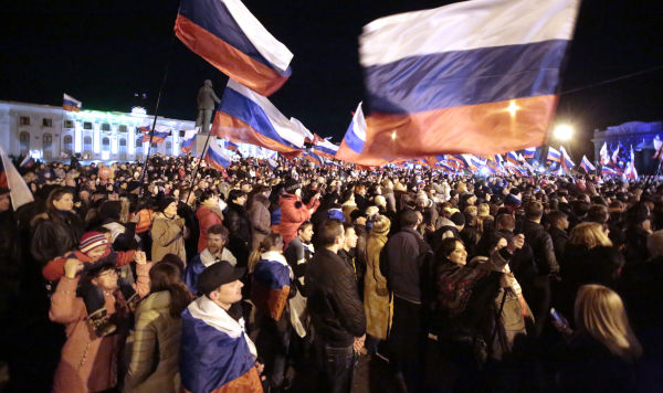 В центре Симферополя после голосования на референдуме о статусе Крыма, 2014