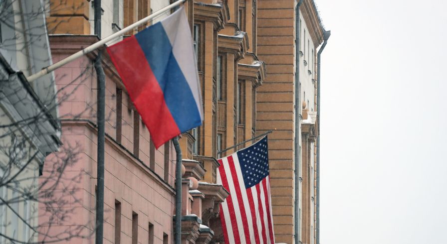 Флаг США на здании посольства на Новинском бульваре в Москве