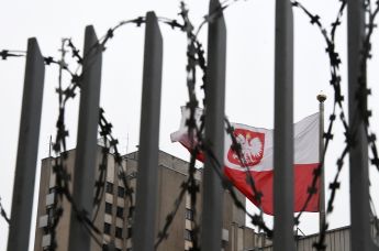 Флаг Польши и колючая проволока
