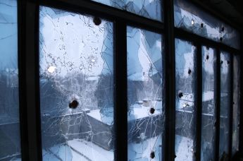 Следы от пуль на окне в одном из домов в поселке Веселое Донецкой области