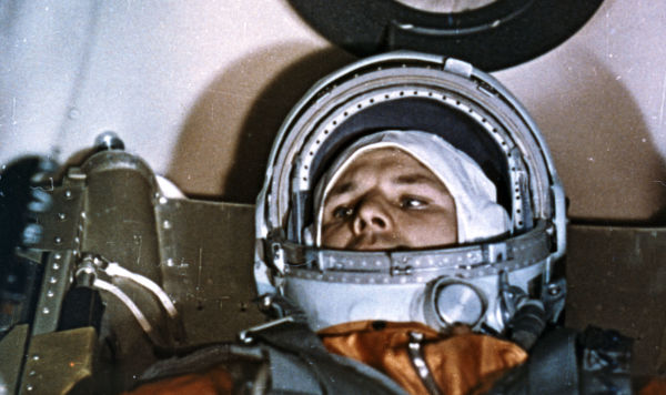 Космонавт Юрий Гагарин в кабине космического корабля "Восток-1" перед стартом, 12 апреля 1961 года Космонавт Юрий Гагарин в кабине космического корабля "Восток-1" перед стартом, 12 апреля 1961 года