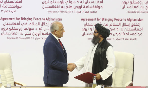 Представитель США по Афганистану Залмай Халилзад и представитель движения "Талибан"* Абдул Гани Барадар во время подписания мирного соглашения. 29 февраля 2020