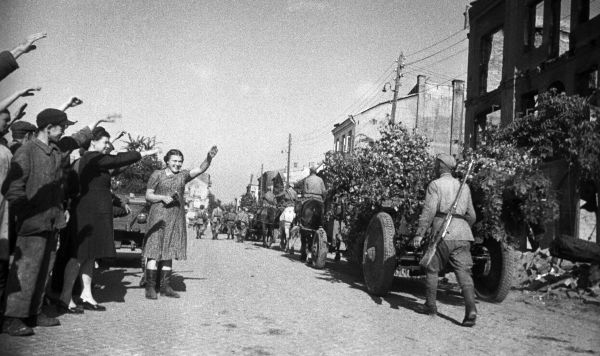 Жители города Белосток приветствуют советских воинов, Польша, 27 июля 1944 год