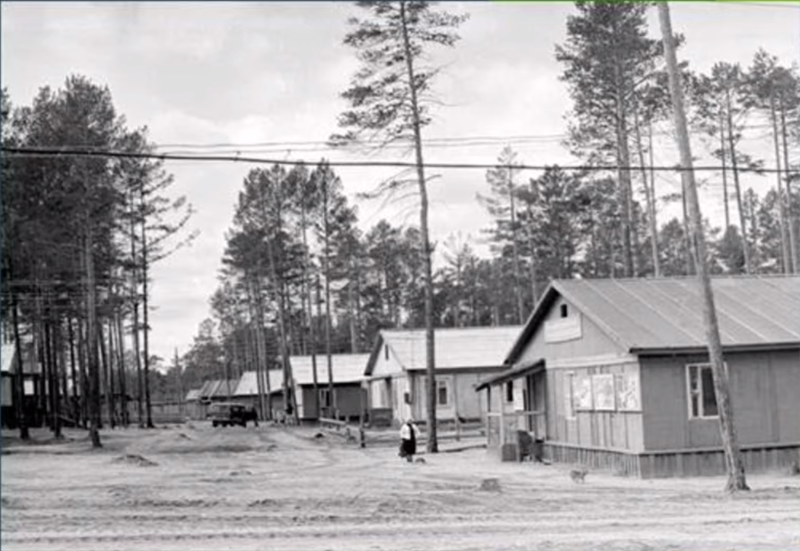 Шесть человек в рабочем посёлке или временном лагере на строительстве БАМа. 15 марта 1934 г.