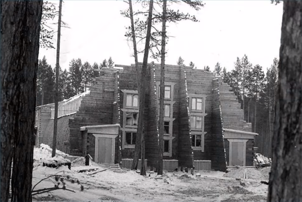 Шесть человек в рабочем посёлке или временном лагере на строительстве БАМа. 15 марта 1934 г.